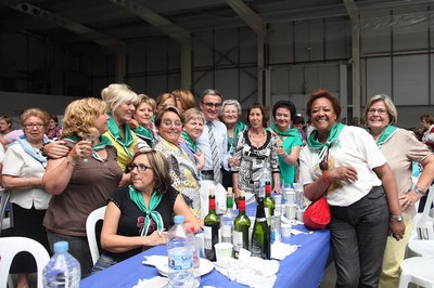 El paer en cap, amb un grup de participants a l'Aplec de les Dones.
