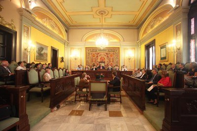 El saló de sessions ha acollit el ple municipal per aprovar la darrera acta..