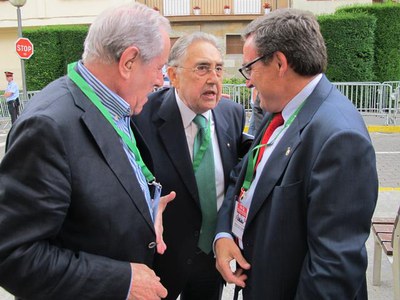 Foto 3. Ros ha intercanviat algunes impressions amb els ponents, com amb el sr. Farga.