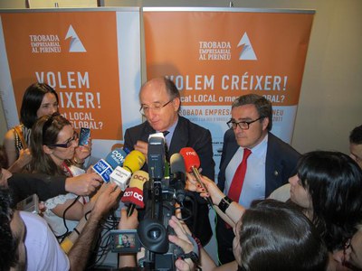 Foto 3. Ros i Brufau, durant l'atenció als mitjans de comunicació.