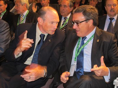 Foto 2. Àngel Ros i Juan José Ibarretxe, conversant durant l'acte inaugural de la Trobada.