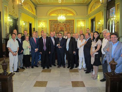 Foto 2. L'alcalde de Lleida amb els membres de la Junta de la Confederació i de la Federació lleidatana.