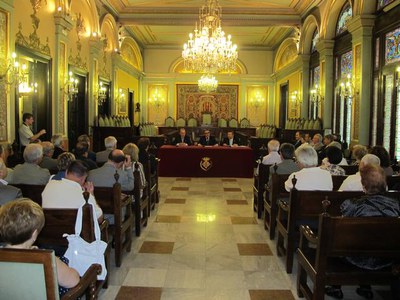 Foto 3. L'acte de lliurament del títol s'ha fet al Saló de Sessions de la Paeria.