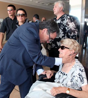 El paer en cap ha saludat la vídua de Víctor Torres, Raymonde, a qui li ha tramès l'afecte i el reconeixement de la ciutat a la figura de Víctor Torr….