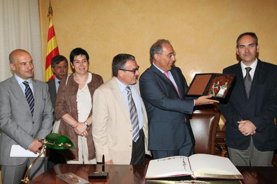 Roberto Fernández ha signat al llibre d'honor de la Paeria..