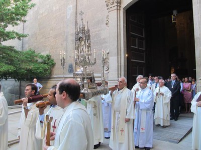 Foto 2. La processó ha sortit de la Catedral.