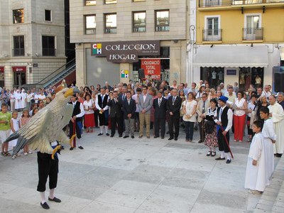 Foto 3. L'Áliga de Lleida ha fet els Balls de respecte al Santíssim a la plaça Sant Joan.