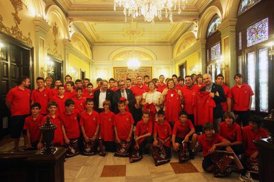 L'equip, amb les autoritats, al Saló de Sessions..