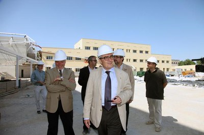 En la confluència dels tres edificis es genera un gran pati que també pot ser utilitzat com a plató.-.