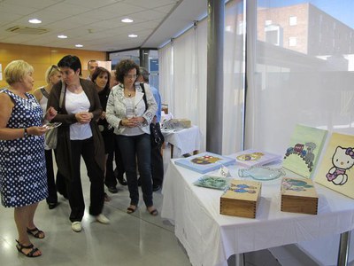 Foto 2. Camps, en la inauguració de l'exposició d'artesania, organitzada per l'Àrea de la Dona.