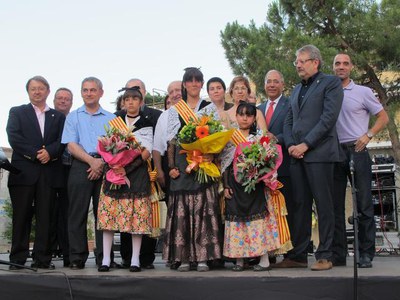 Foto 3. Un dels actes principals ha estat la proclamació de les pubilles d'aquest any del barri.