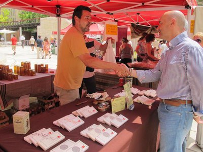 Foto 2. Peris ha saludat els paradistes que avui s'han instal·lat a la plaça Sant Joan.