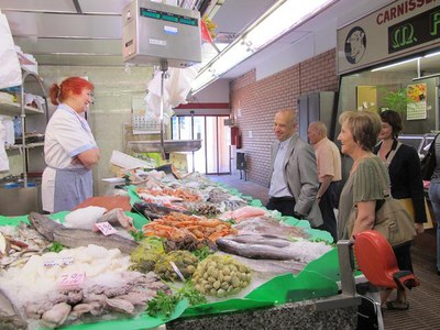Els regidors han saludat tots els paradistes del mercat.