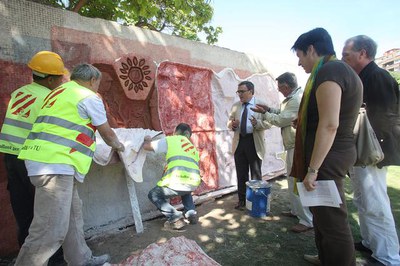 El mural escultòric que hi havia a la plaça es conservarà, avui s'ha aplicat un motllo per preservar-ne la forma original..