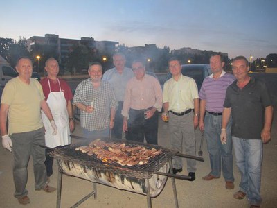 Foto 2. El sopar que s'ha fet al carrer ha tingut de menú llonganissa, botifarra i cansalada.