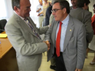 Foto 2. Ros felicitant Pau Cabré, el nou president del Consell Comarcal del Segrià.