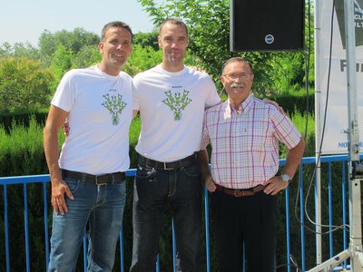 Foto 2. Alonso amb el delegat territorial de la Federació Catalana de Natació, Carles Mas, i el vicepresident del CN Lleida, Robert Gasa.