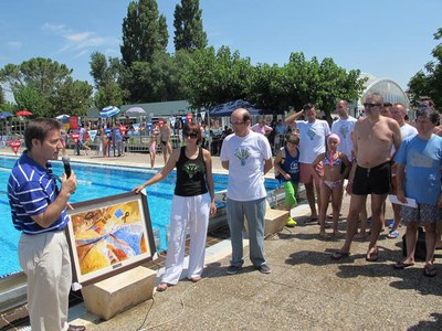 Foto 3. Durant l’acte, l’artista Josep M. Alarcón ha fet donació d’un quadre a la Fundació, que instal·larà al Centre de Dia Miquel Martí i Pol, a l'….
