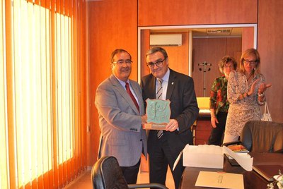 Foto 3. Josep Muntané, alcalde de Pratdip, va agrair a Ros la lectura del pregó, que dóna el tret de sortida a les festes.