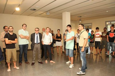 Foto 2. Els joves que han participat al Camp de treball Científic han explicat alguns dels dissenys que han treballat.