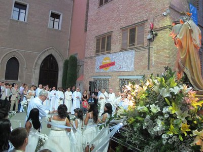 Foto 2. L'ofrena floral s'ha fet al col·legi Sagrada Família, amb la presència de diversos membres de la Corporació Municipal.