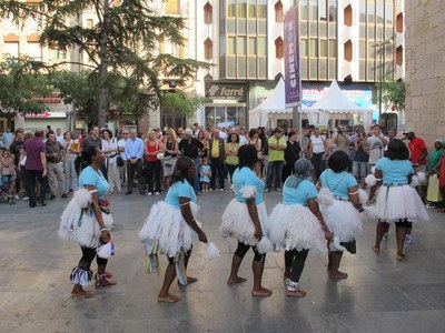 Foto 2. L'actuació del grup de dones Ochamboga ha ambientat la festa.