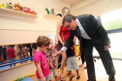 2. L'alcalde de Lleida, saludant els participants d'Estiu de Petits..