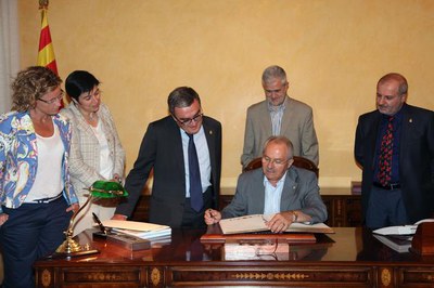 Benet Jané ha signat al Llibre d'Or de la Paeria..