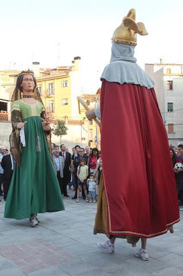 Foto 2. Els gegants del barri de Jaume I ha actuat en l'acte inaugural del nou espai.