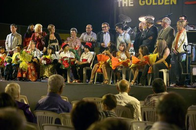 Foto 2. Ros, saludant el pregoner de les festes, el periodista Diego Aránega.