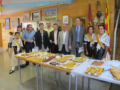 Foto 2. Al migdia s'ha fet el vermut popular, amb la degustació de les truites, els canapès i els pastissos presentats al concurs.