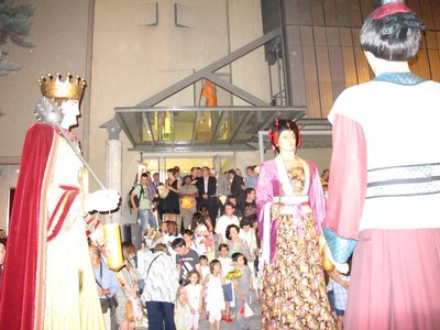 Foto 3. La cloenda de la Romería, amb el ball dels gegants i dels Bastoners, al pati de les Comèdies.