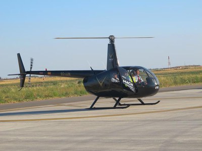 L'alcalde Ros i el conseller Recoder, a l'helicòpter de la companyia Mach Helicòpters.