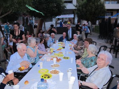 Foto 4. Després dels parlaments, ha tingut lloc un refrigeri popular als Jardins Ernest Lluch.