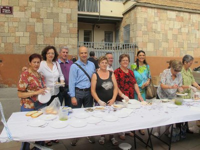 Foto 2. L'Associació de veïns del barri ha preparat 24 quilos de sardina per als veïns i veïnes que han anat a l'esmorzar popular.