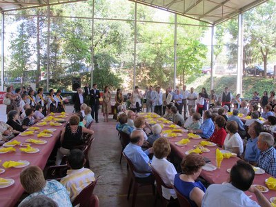 Foto 2. L'acte d'homenatge a la gent gran de Raimat s'ha fet a la pista poliesportiva.