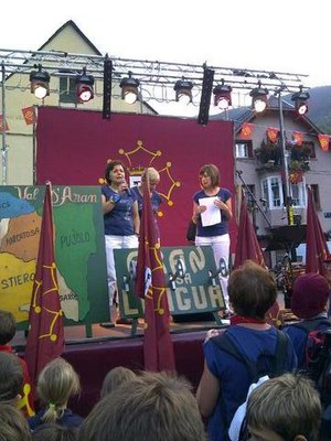 Foto 2. La caminada promou l'ús de l'aranès.