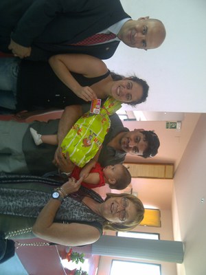 Sara Mestres i Rafael Peris, amb un dels nounats homenatjats.