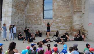 Fotografia de la sortida al Castell de la Suda i la representació teatral.
