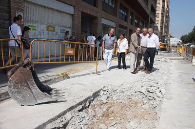 Pràcticament es duplicarà la vorera existent, que tindrà rajoles de diferents colors. També es renoven tots els serveis..