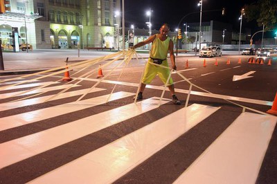 Els treballs es realitzen de nit per minimitzar les molèsties al trànsit..