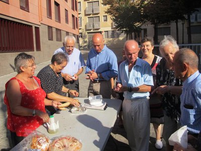 Foto 2. El regidor Rafael Peris ha esmorzat amb els veïns i veïnes de L'Ereta.