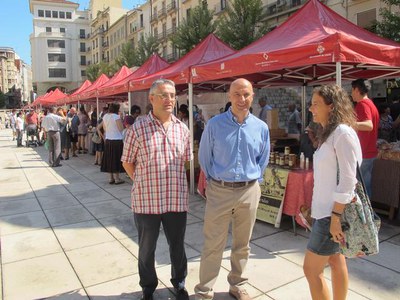 Foto 2. En les parades del mercat, s'hi poden trobar productes com formatges, fruita i verdura, embotits, mels o xocolata, entre altres.