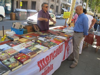 Foto 3. El regidor Rafael Peris ha visitat el mercat d'Antinguitats i Col·leccionisme, a la rambla Ferran.