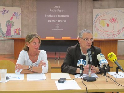 Foto 2. El regidor Jesús Castillo ha presentat els diferents programes que s'ofereixen a la comunicatat educativa.