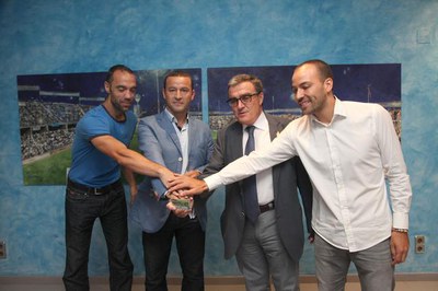 Àngel Ros amb el president del Lleida Esportiu, Albert Esteve i el regidor d'Esports, Txema Alonso..