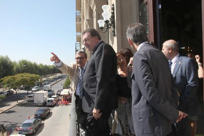 L'alcalde i el conseller, al balcó del Palau de la Paeria..