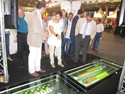 Foto 2. Ros ha visitat els estands que estan presents al csaló cerveser lleidatà.