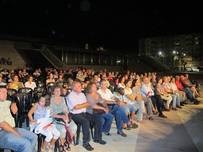 Foto 2. Els tinents d'alcalde Rafael Peris i Montse Parra han assistit al concert, a la plaça de la Llotja.