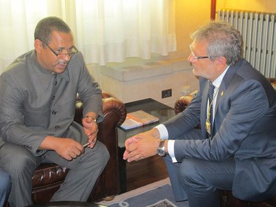 Foto 2. En la trobada, el regidor i l'ambaixador han parlat de la cooperació i el comerç internacionals.